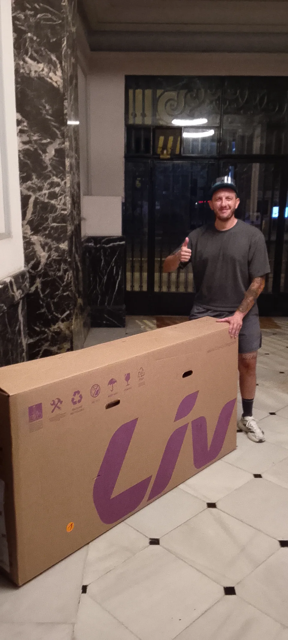 Alfredo avec son carton vélo Box & Ride récupéré en soirée avant son vol