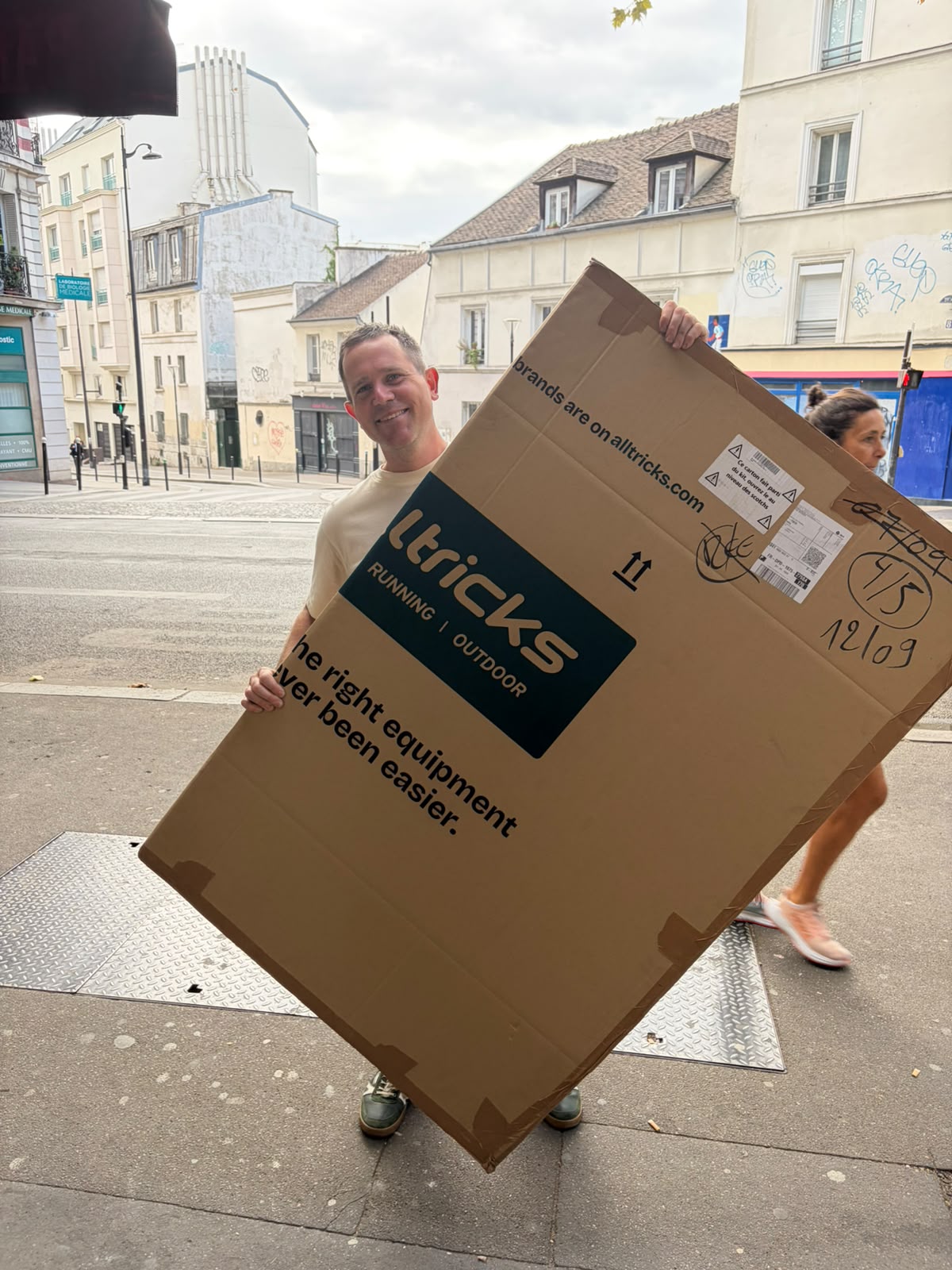 Sam à Paris avec le carton vélo livré par Box & Ride un dimanche matin avant son vol pour l’Allemagne